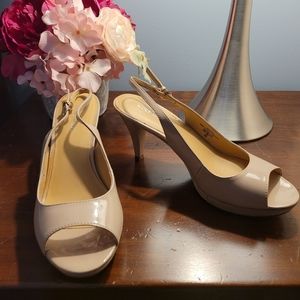 Nine West nude patent slingback, great condition!